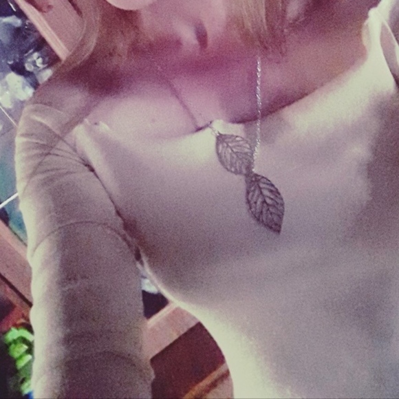 Double Leaf Delicate Necklace Silver - Picture 4 of 8